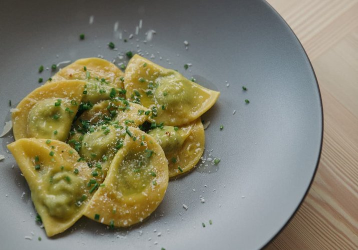 Hausgemachte Schlutzkrapfen mit Schnittlauch – Bio-Küche im Biohotel Bühelwirt, Ahrntal Südtirol